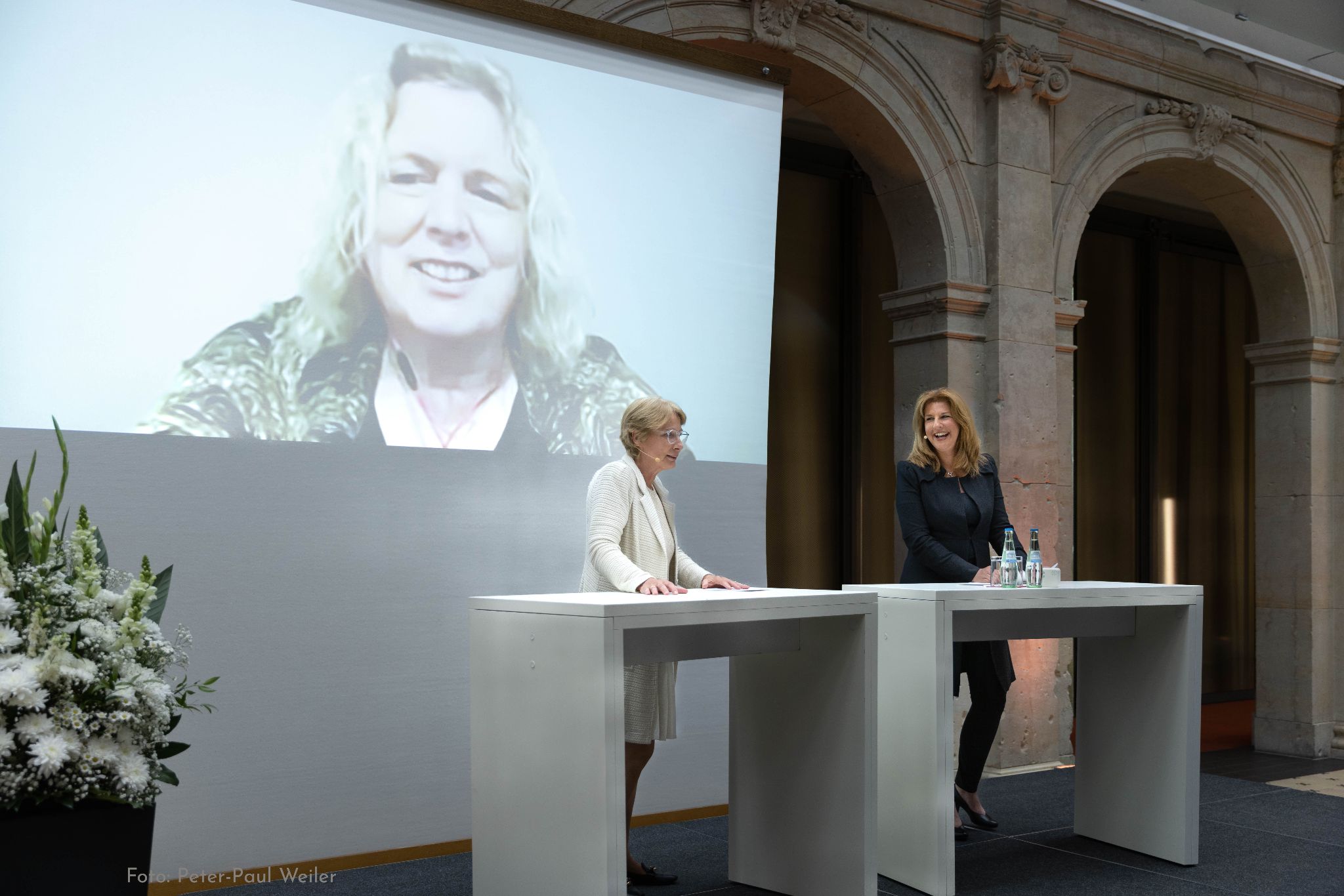 Liveschaltung mit Prof. Nadia Harbeck zur Preisverleihung.